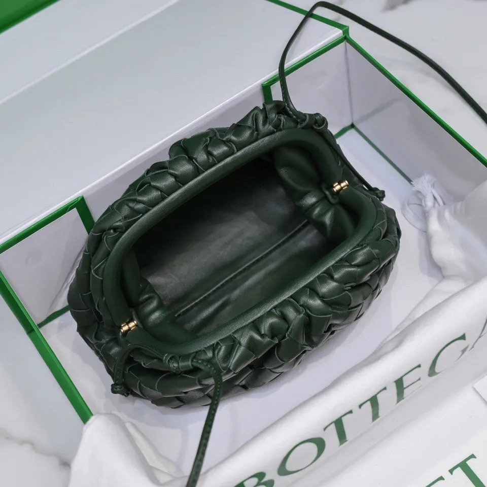 Batch 1260 Small Cloud Large Plaid Weaving The pouch Cloud bag is the first series designed by former Celine designer Daniel Lee after joining BV. The upper body is extremely ecstatic ~ fashionable and classy ~ elegant and concise, lazy and intellectual size: 23*13*8 [Little Cloud Rough Weave#]
